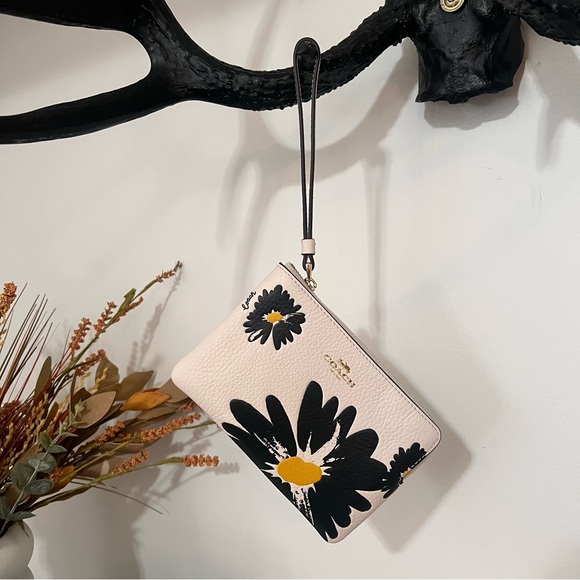 Corner Zip Wristlet With Floral Print 🖤🤍💛 - Picture 1 of 7